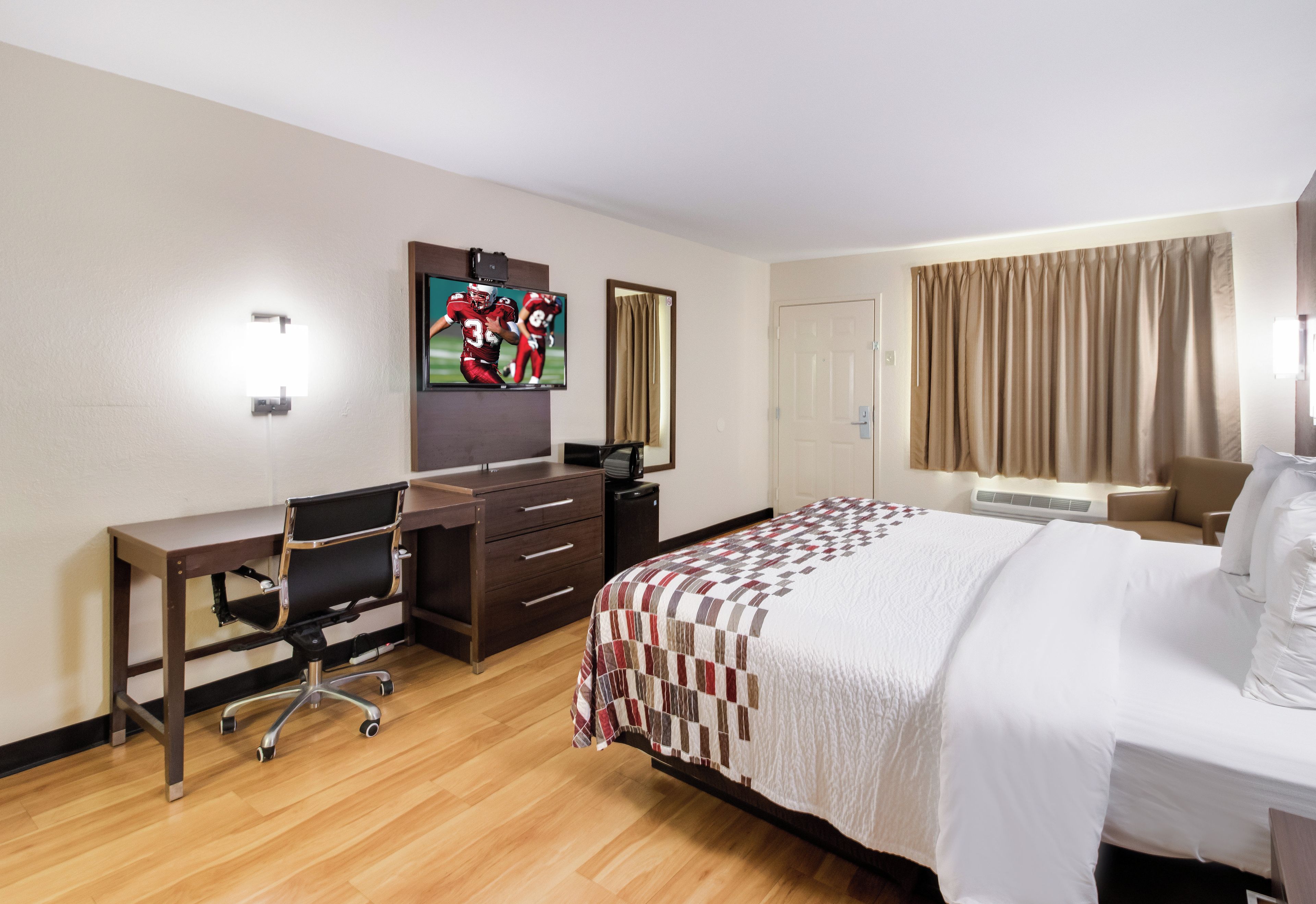 Deluxe Room, 1 King Bed (Smoke Free) | Desk, blackout drapes, soundproofing, iron/ironing board