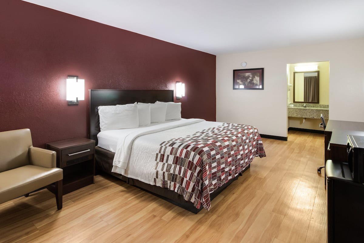 Deluxe Room, 1 King Bed (Smoke Free) | Desk, blackout drapes, soundproofing, iron/ironing board