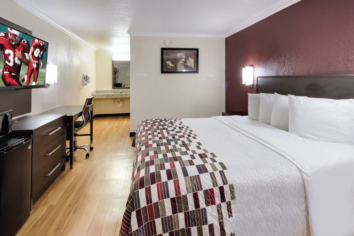Deluxe Room, 1 King Bed, Accessible (Smoke Free) | Desk, blackout drapes, soundproofing, iron/ironing board