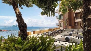 2 สระว่ายน้ำกลางแจ้ง เปิด 7:00 น. ถึง 19:00 น., ร่มริมสระว่ายน้ำ