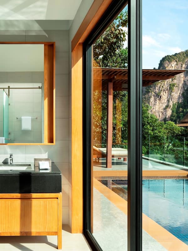 Shower, rainfall showerhead, free toiletries, hair dryer