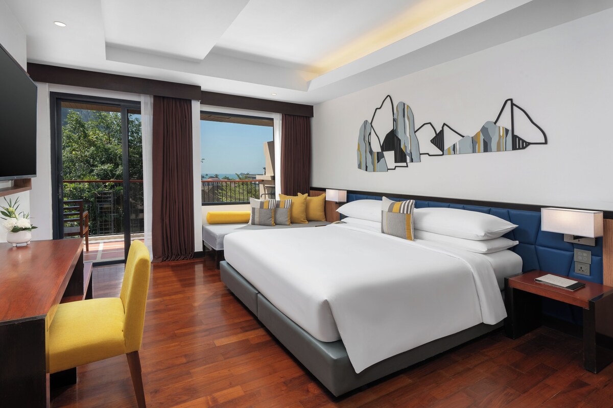 Avani Family Suite | Minibar, caja fuerte, cortinas opacas y tabla de planchar con plancha