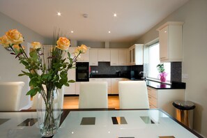 Private kitchen - Jameson Court Self Catering Apartments (Galway)