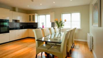 Full-size fridge, microwave, oven, stovetop