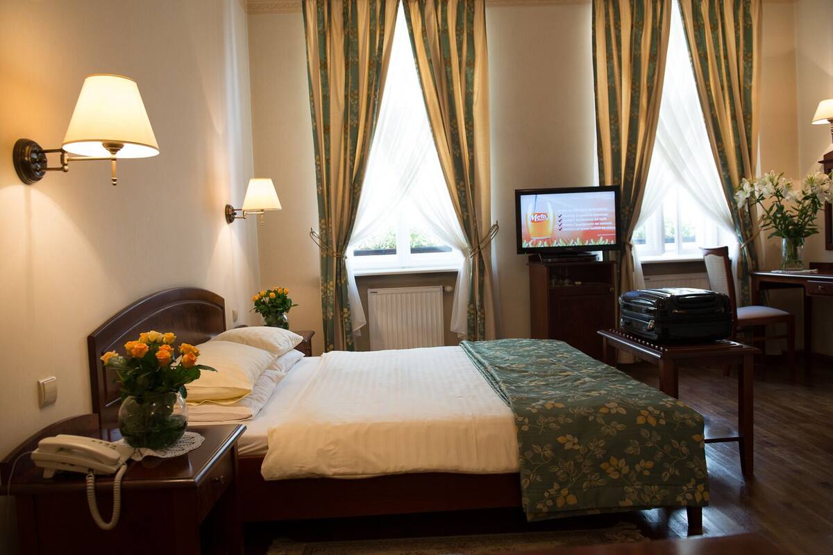 Hypo-allergenic bedding available, in-room safe, desk, laptop workspace