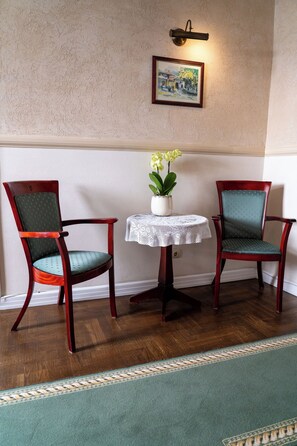 Lobby sitting area - Aparthotel Karmel (Kraków)