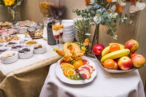 2 restaurants; breakfast, lunch, and dinner served