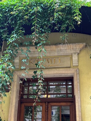 Front of property - Aparthotel Karmel (Kraków)