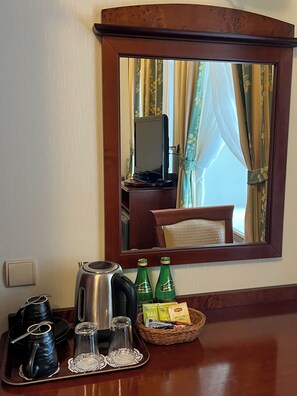 Comfort Double Room | Hypo-allergenic bedding, in-room safe, desk, laptop workspace - Aparthotel Karmel (Kraków)