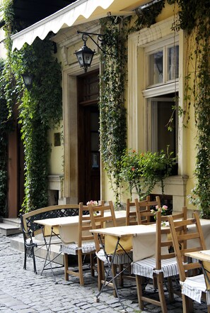 2 restaurants, breakfast, lunch, dinner served; Modern European cuisine - Aparthotel Karmel (Kraków)