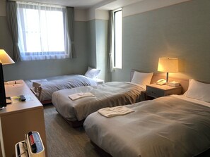 Habitación triple, varias camas | Tabla de planchar con plancha, wifi gratis y ropa de cama