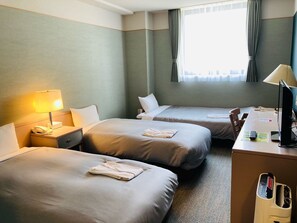 Triple Room, Multiple Beds | Iron/ironing board, free WiFi, bed sheets - Hotel Hamilton Sapporo (Sapporo)