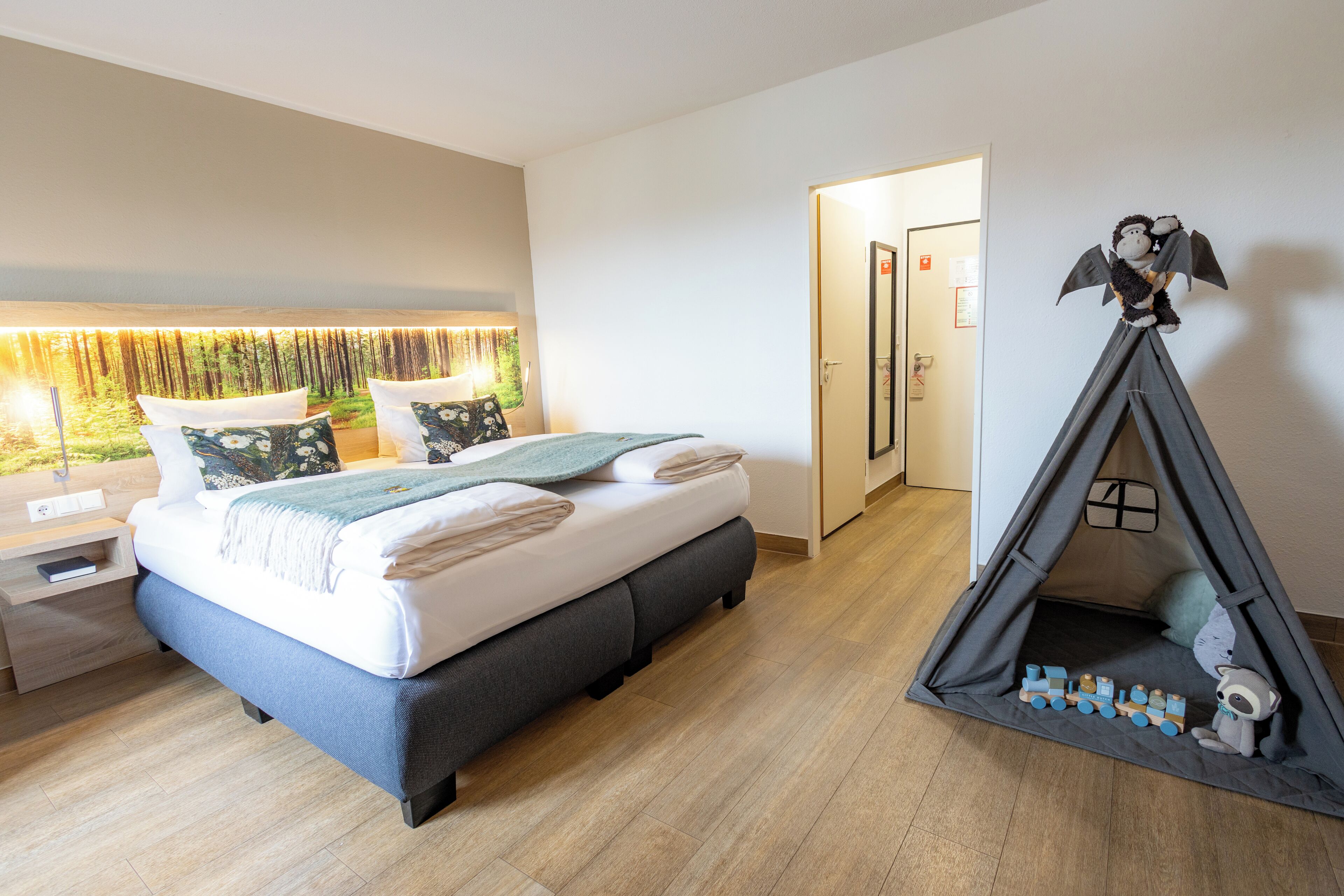 comfort double room, 1 king bed, non smoking, river view | 1 bedroom, free minibar, individually decorated, individually furnished