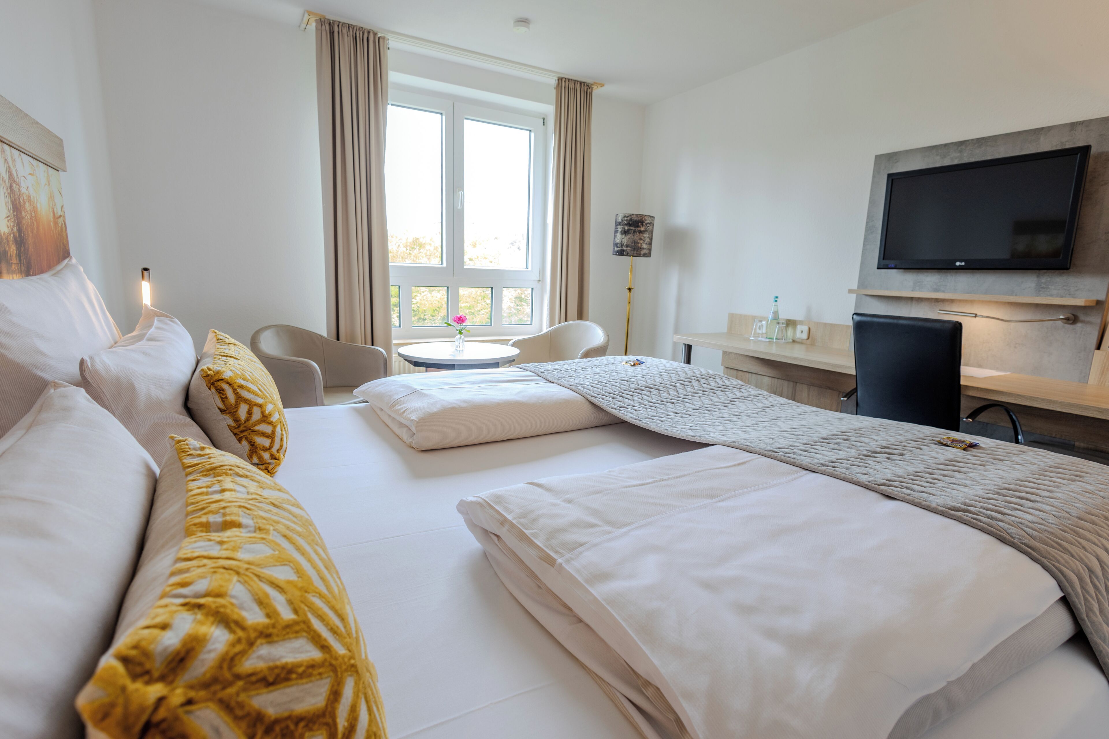 standard double room, 1 king bed, non smoking, river view | 1 bedroom, free minibar, individually decorated, individually furnished