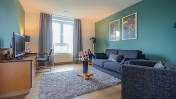 Panoramic-Suite, 1 King-Bett und Schlafsofa, Nichtraucher, Flussblick | Wohnbereich | 32-Zoll-Flachbildfernseher mit Kabelempfang, Fernseher