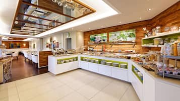 Desayuno buffet los fines de semana (EUR 14 por persona)