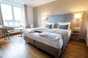 Habitación doble Confort, 1 cama King size, para no fumadores, vista al río | Decoración personalizada, muebles diferentes y escritorio