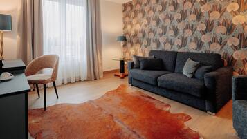 Suite – panorama, 1 kingsize-seng med sovesofa, ikke-røyk, elveutsikt | Individuelt dekorert, individuelt innredet og skrivebord