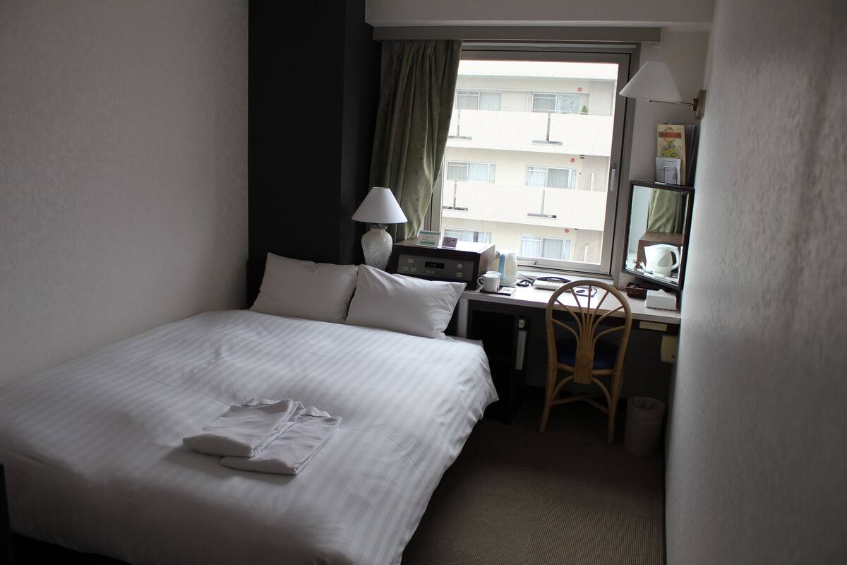 Down duvets, in-room safe, desk, blackout curtains