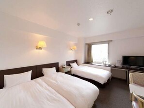 Down duvets, in-room safe, desk, blackout curtains