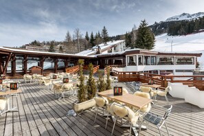 供應早餐、午餐和晚餐，法國料理