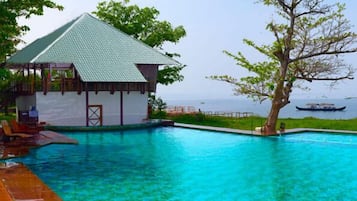 Hồ bơi ngoài trời