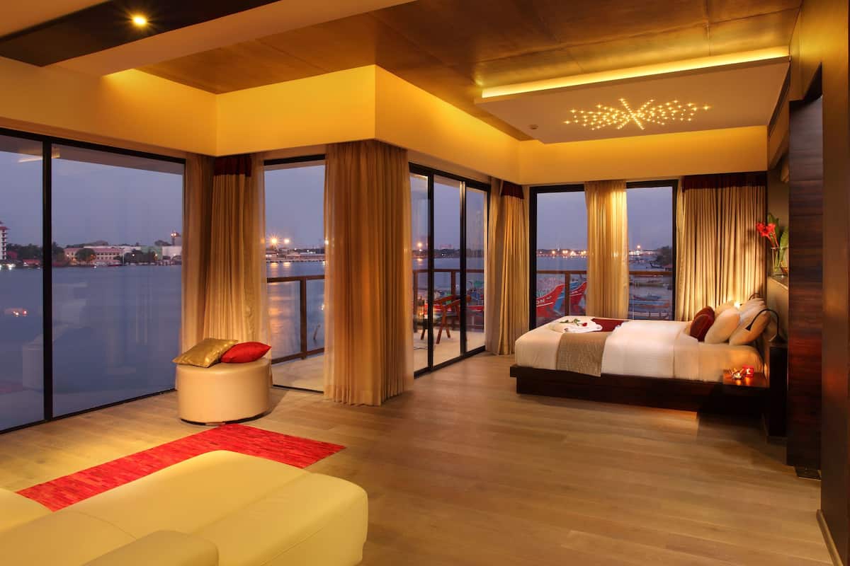 harbour suite | minibar, in-room safe, desk, blackout curtains