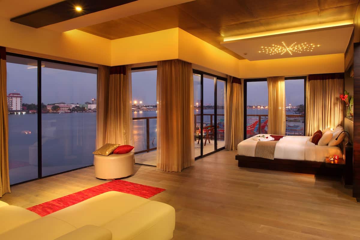 Suite romántica, 1 cama King size, para no fumadores, vista al puerto | Minibar, caja de seguridad en la habitación y escritorio