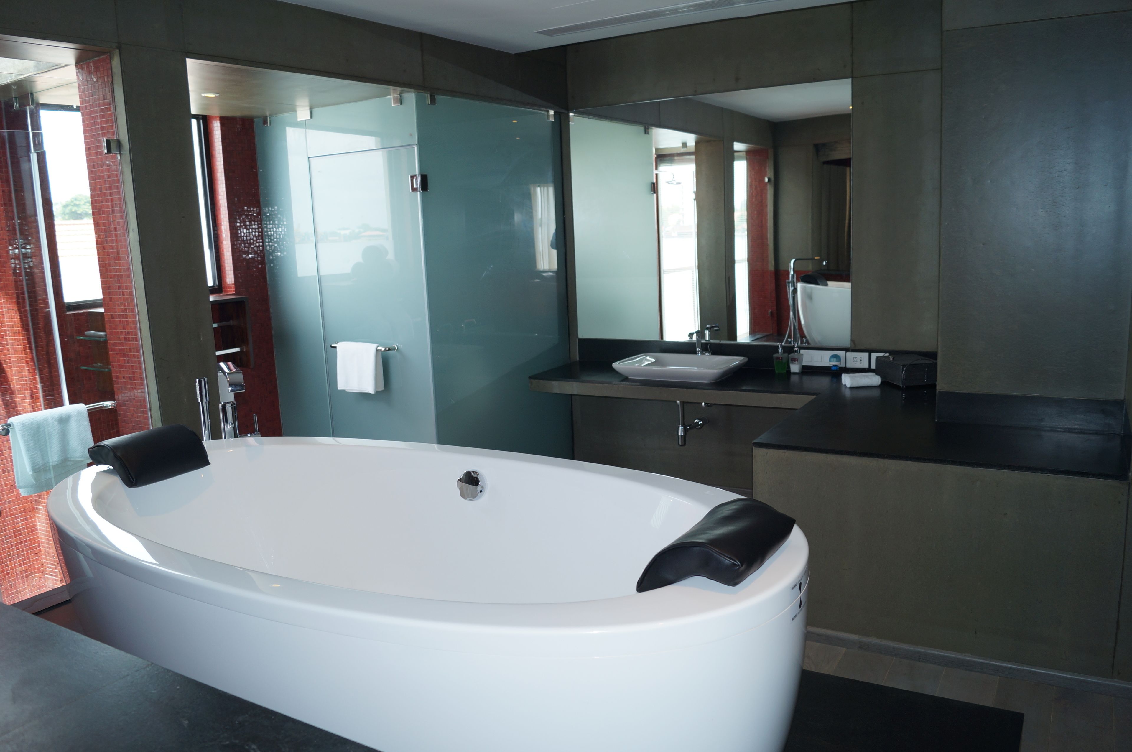 harbour suite | deep-soaking bathtub