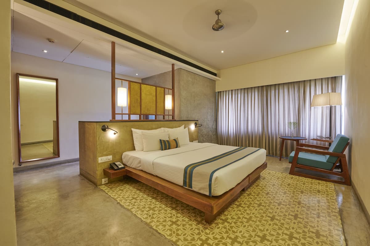 Spice Room | Minibar, in-room safe, desk, blackout drapes