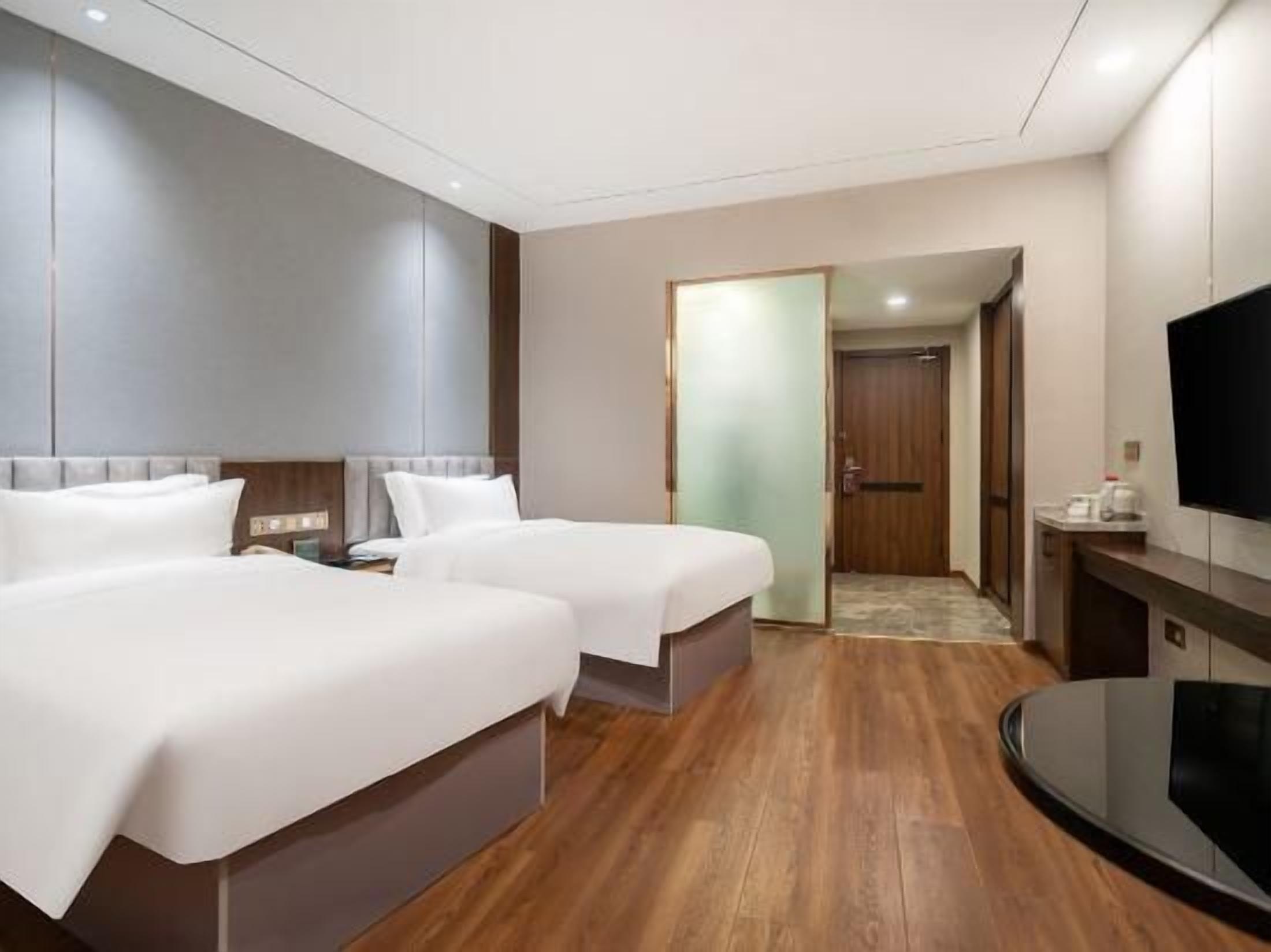 Een minibar, wifi, een wekker