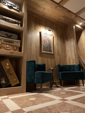 Lobby lounge
