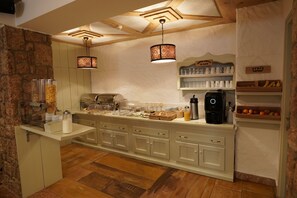 Free daily buffet breakfast  - Xenonas Iresioni (Distomo-Arachova-Antikyra)