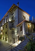 Un edificio de piedra con un letrero que dice "TRESTINA".