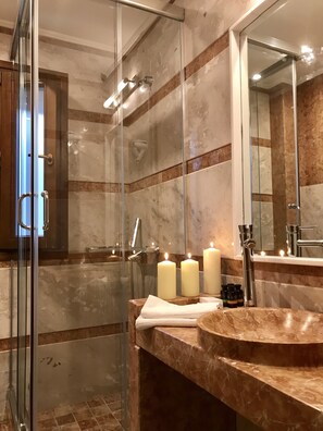 Shower, free toiletries, hair dryer, slippers - Xenonas Iresioni (Distomo-Arachova-Antikyra)