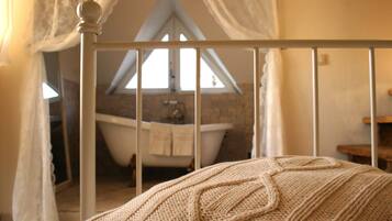 Hypo-allergenic bedding, cots/infant beds, free WiFi, bed sheets