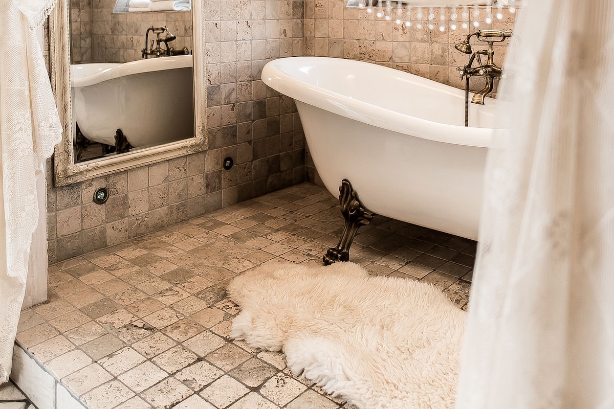 Vanilla Apartment | Bathroom | Free toiletries, hair dryer, towels, soap
