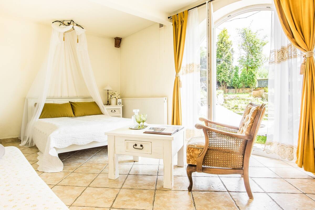 Deluxe Double Room | Hypo-allergenic bedding, cots/infant beds, free WiFi, bed sheets