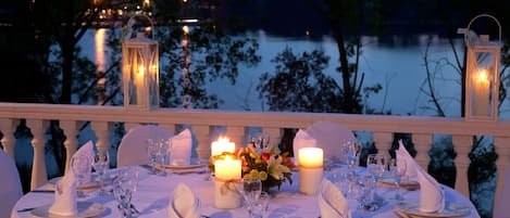 Serveert ontbijt, lunch, diner, internationale gerechten, zeezicht