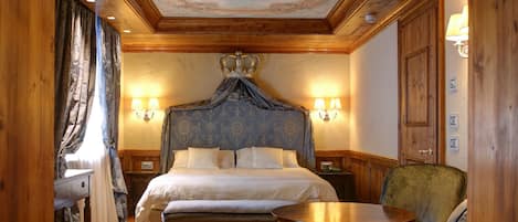 Romantic Double or Twin Room | Minibar, in-room safe, desk, cribs/infant beds