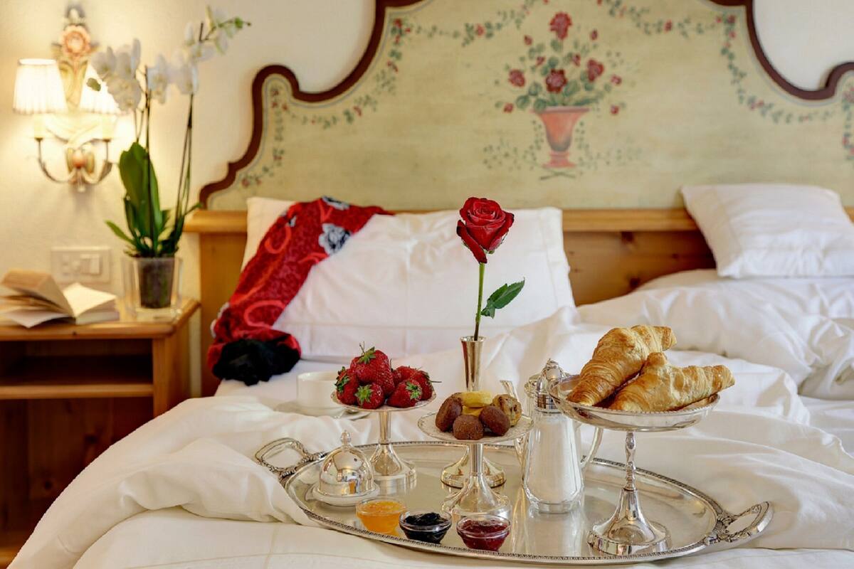 Classic Double or Twin Room | Minibar, in-room safe, desk, cots/infant beds