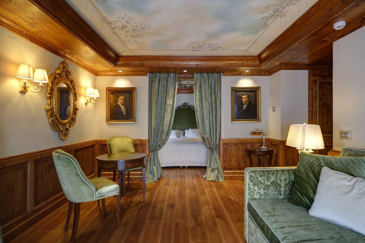 Suite | Minibar, in-room safe, desk, cots/infant beds