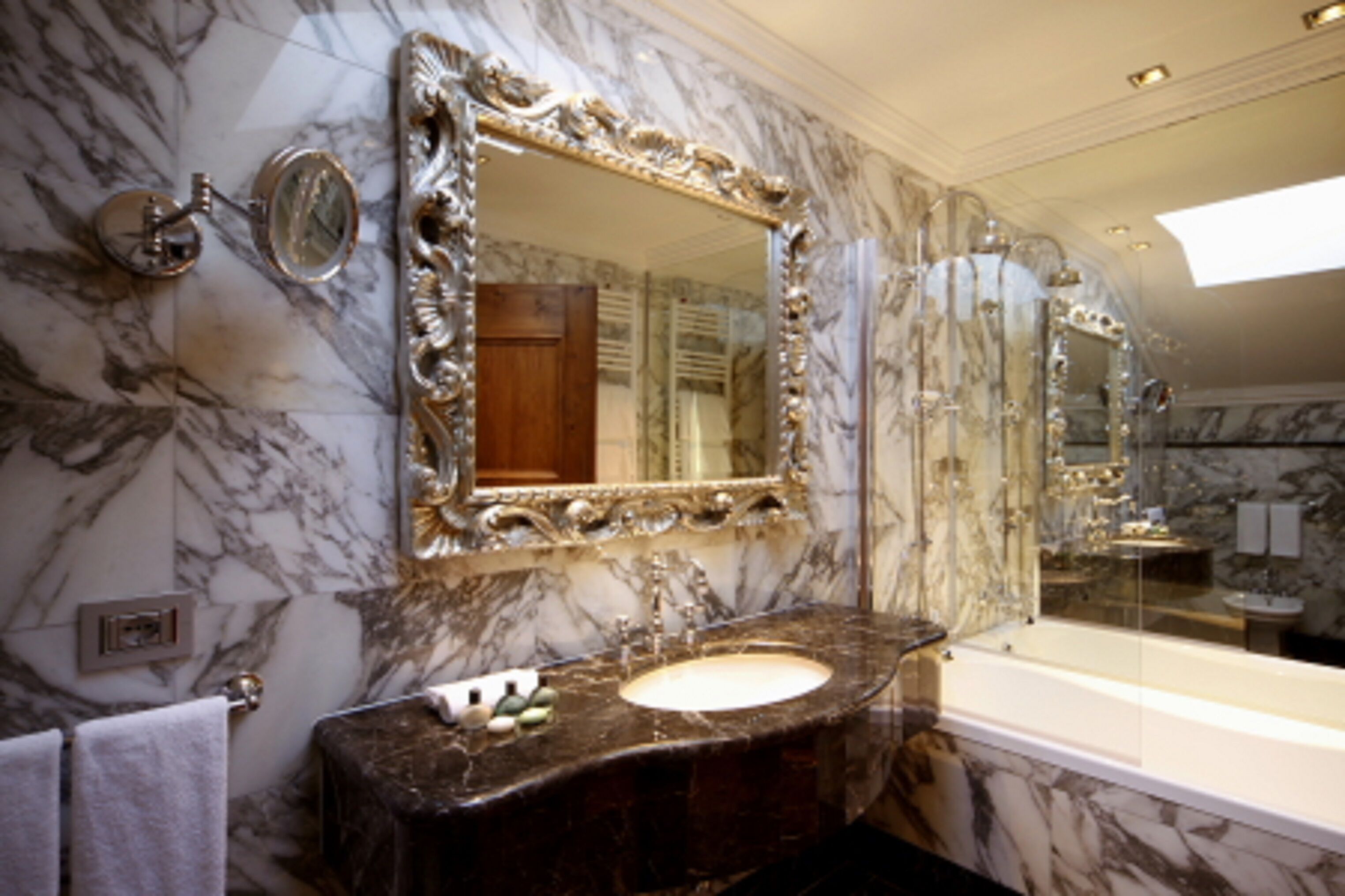 Romantisches Doppel- und Zweibettzimmer | Badezimmer | Kostenlose Toilettenartikel, Haartrockner, Bademäntel, Hausschuhe