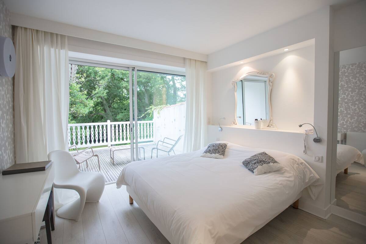 Luxe beddengoed, pillowtop-bedden, een minibar, een kluis op de kamer
