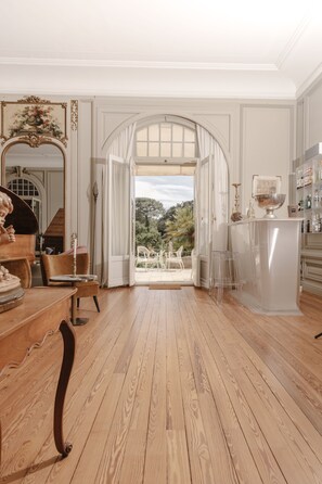 Flat-screen TV - Chateau du Clair de Lune (Biarritz)