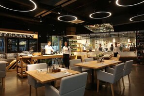 3 restaurants, breakfast served