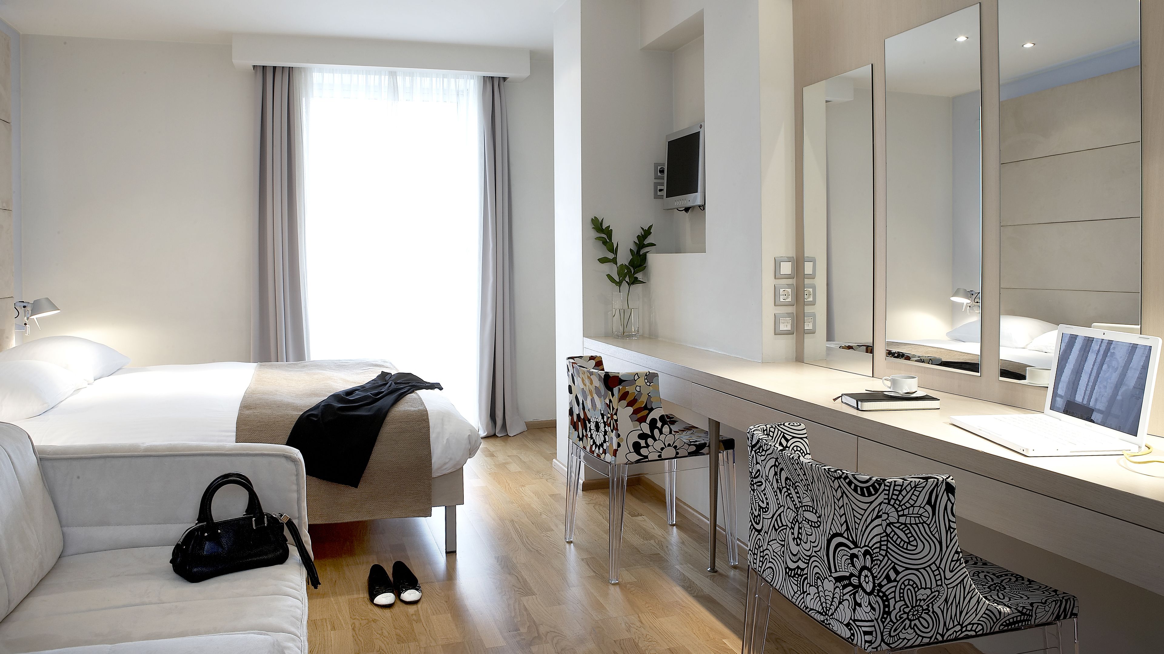 junior room, 1 double bed with sofa bed | in-room safe, desk, soundproofing, free wifi