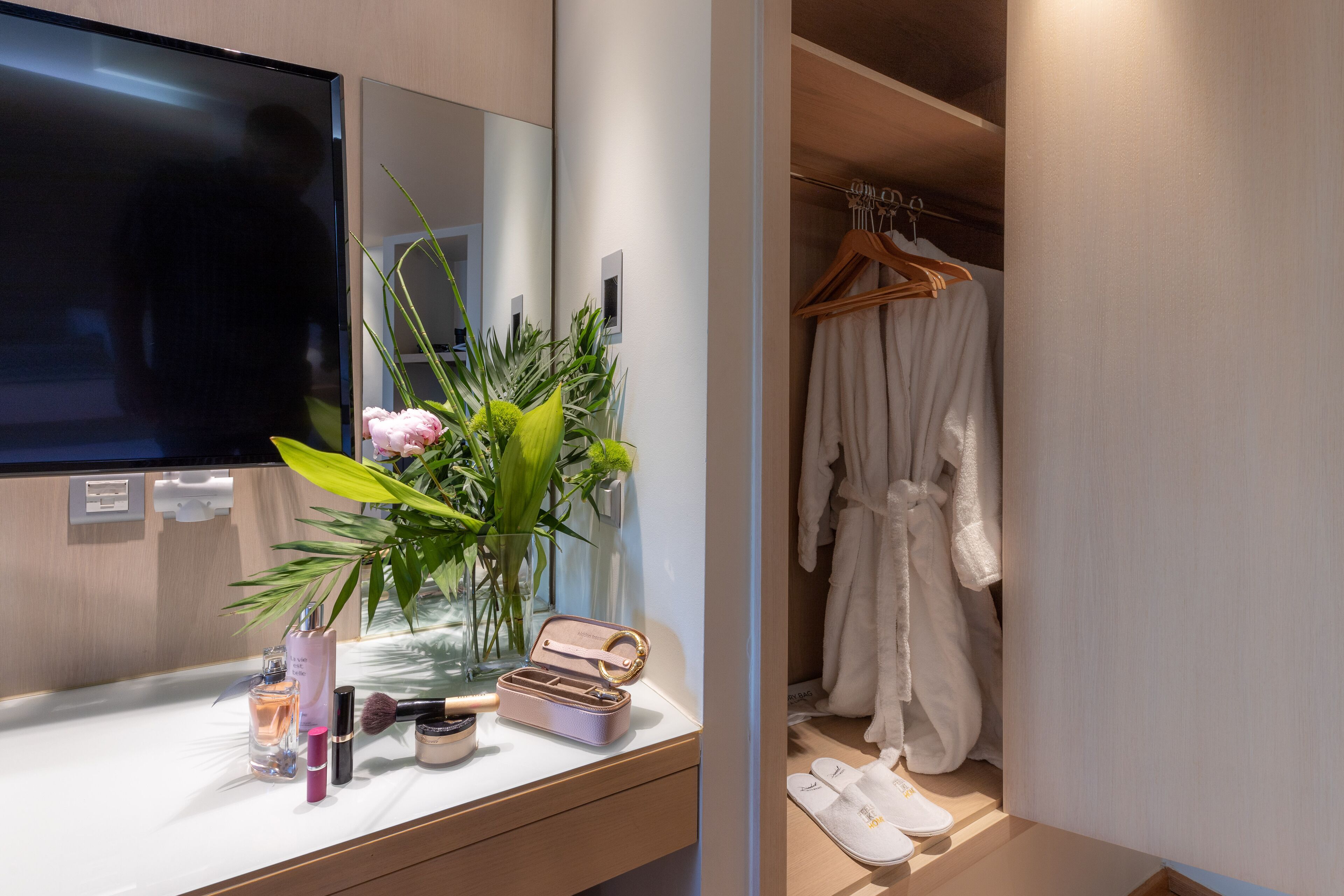 junior room, 1 double bed with sofa bed | room amenity