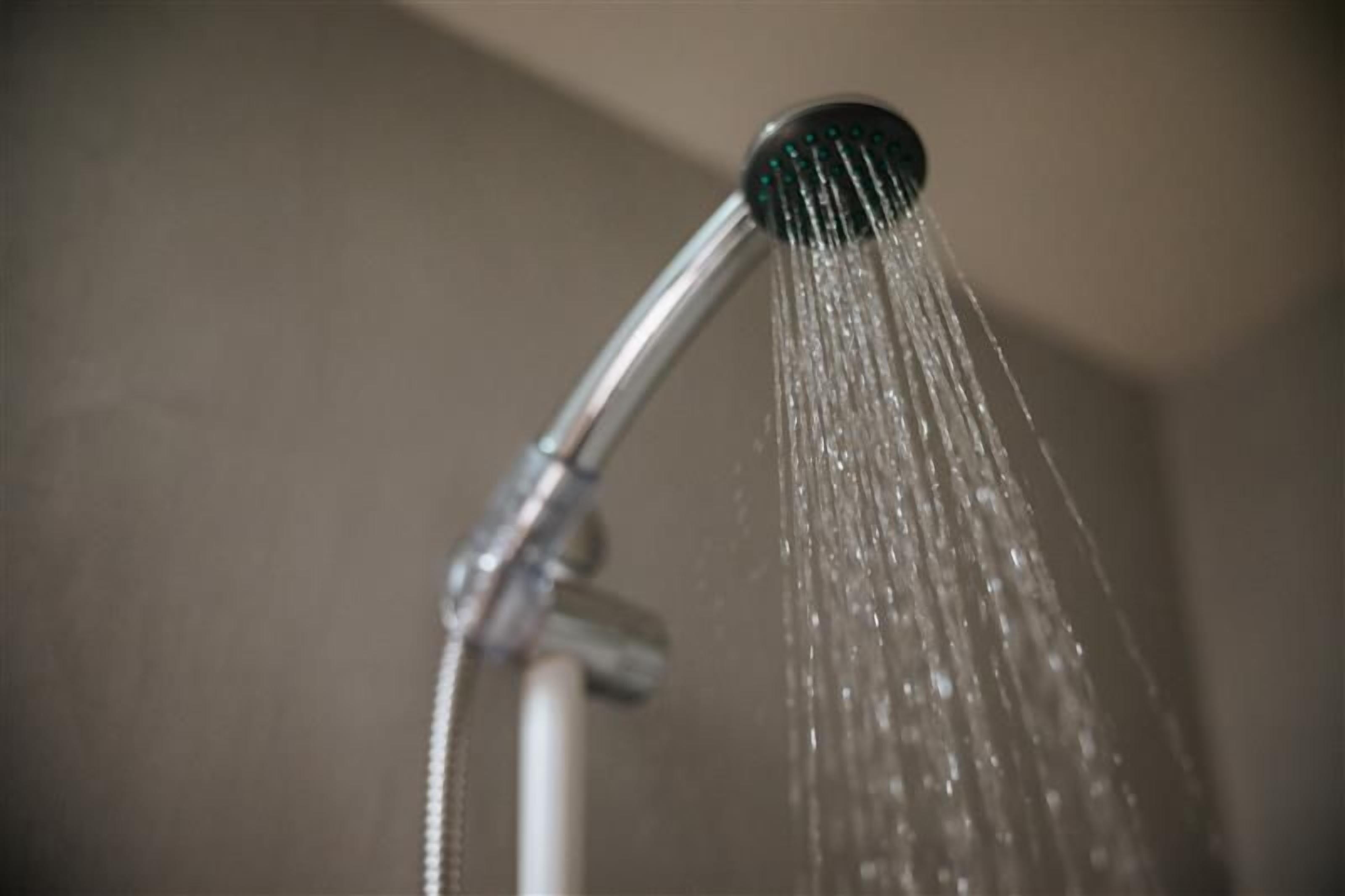Un pommeau de douche dont l’eau jaillit.