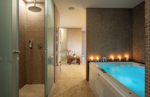 Dusche, Designer-Toilettenartikel, Haartrockner, Bademäntel